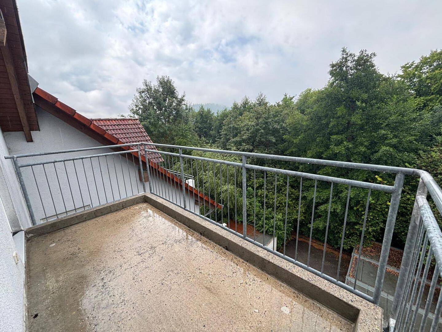 Sofort bezugsfertig! Erstbezug nach Teilsanierung: 2-Zimmer-DG-Wohnung mit Aufzug in Hildburghausen – 98646 Hildburghausen – Bild 1 von 11