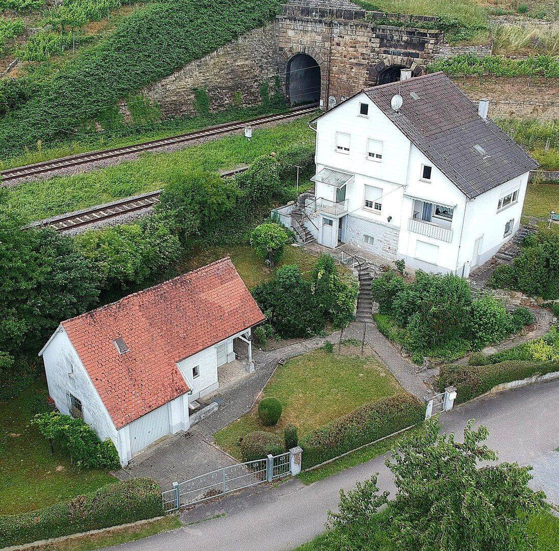 Ehemaliges Bahnwärterhaus in einmaliger Lage, 74366 Kirchheim am Neckar