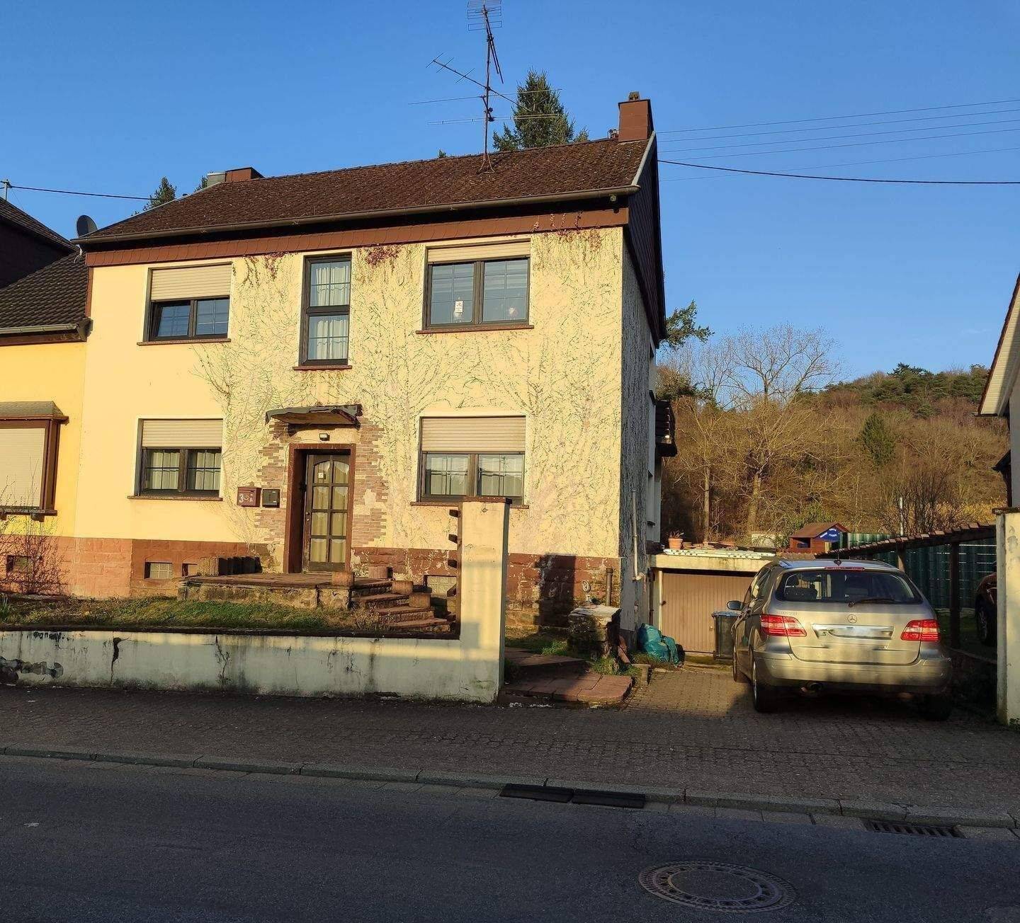Modernisiertes Zweifamilienhaus mit Garage und traumhaft großem Garten, 66787 Wadgassen