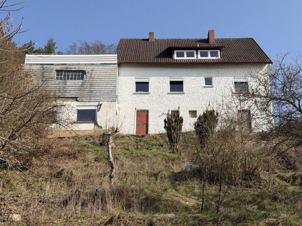 Sanierungsbedürftiges Einfamilienhaus in naturnaher Hanglage von Biedenkopf-Wallau, 35216 Biedenkopf