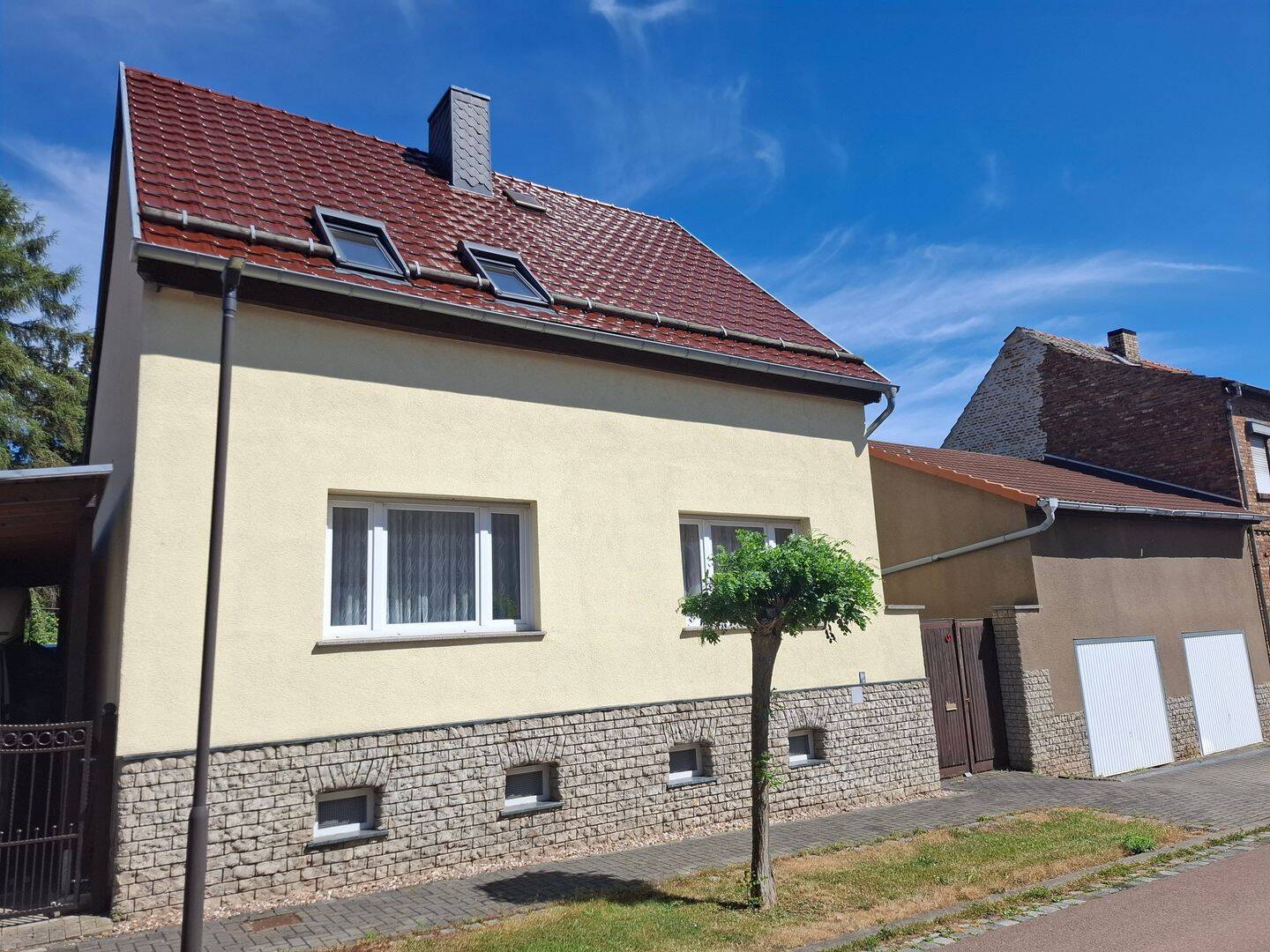 Benndorf: Einfamilienhaus mit Doppelgarage und Garten in Top Wohnlage zu verkaufen, 6308 Benndorf