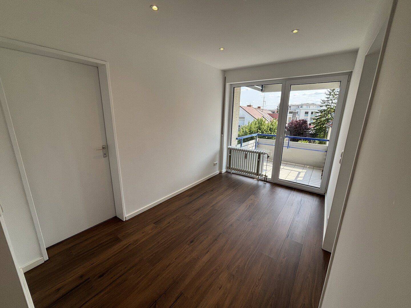 Sanierte ruhige Wohnung im Herzen von Korntal mit Garage, Balkonkraftwerk, Wallbox, 2 Sonnenbalkone, 70825 Korntal-Münchingen