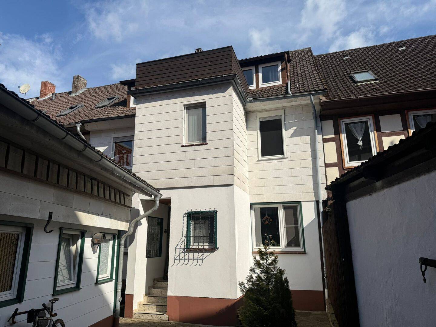 2 Wohnhäuser mit schönem angrenzendem Nebengebäude und pflegeleichtem Grundstück in schöner Ortslage von Dassel, 37586 Dassel