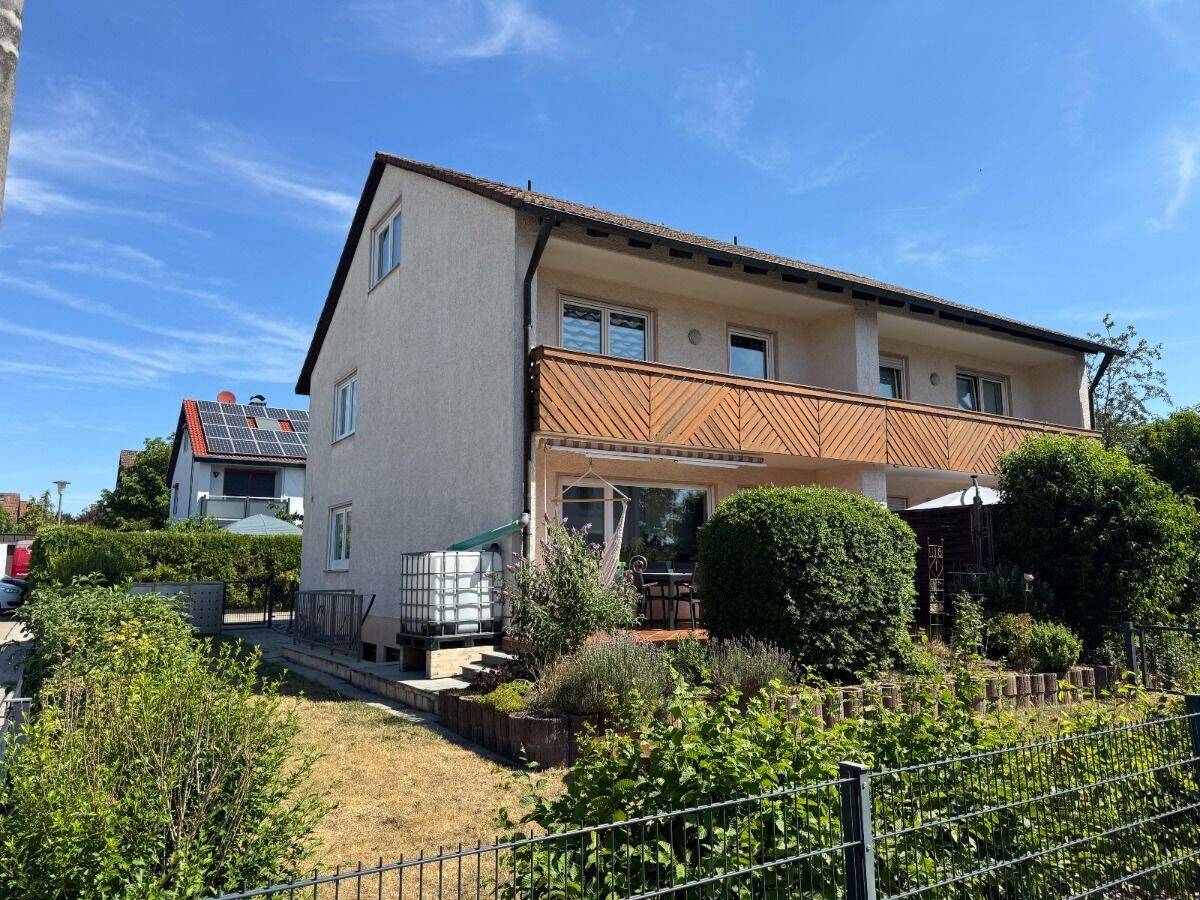 Gepflegte Doppelhaushälfte in attraktiver Wohnlage von Herrieden mit Garten und Garage, 91567 Herrieden