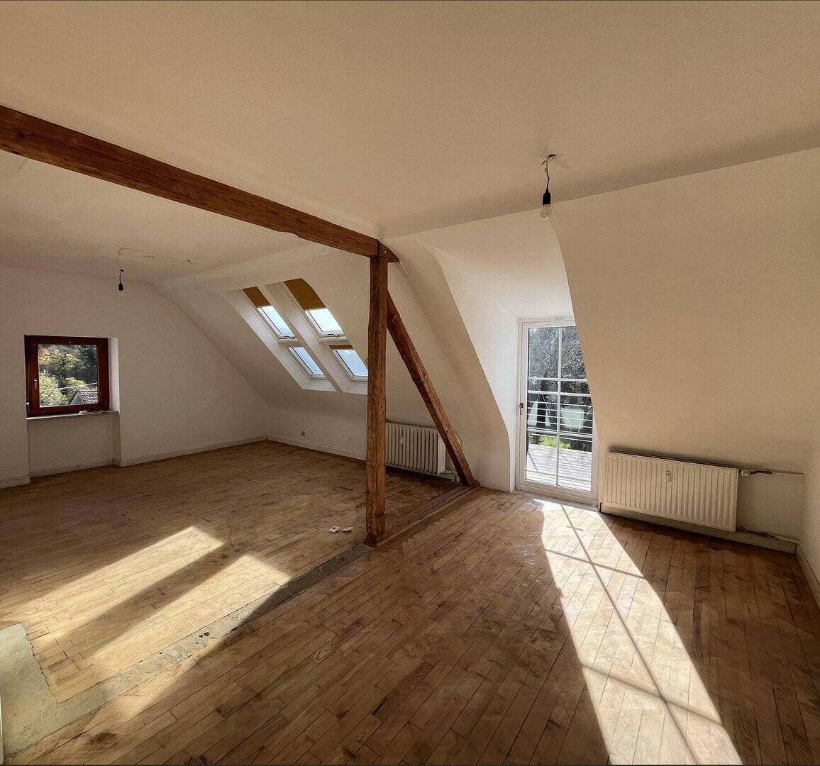 Dachgeschosswohnung mit Balkon und neu saniertem Badezimmer, 66130 Saarbrücken