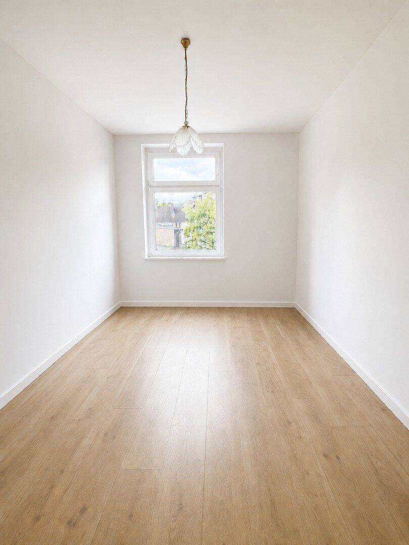 Ab sofort: renovierte 3,5-Zimmer-Wohnung mit 2 Bädern und 2 Balkonen, 45307 Essen (Kray Leithe)