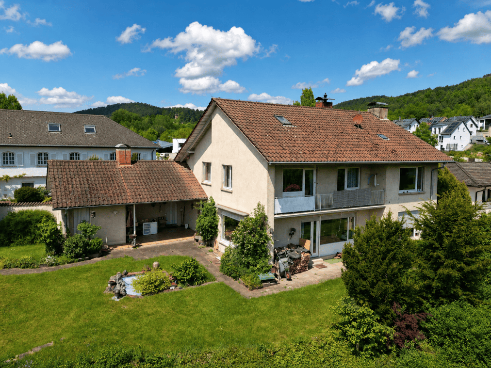Freistehendes Einfamilienhaus mit großem Garten und Potenzial in ruhiger Lage von Hauenstein, 76846 Hauenstein