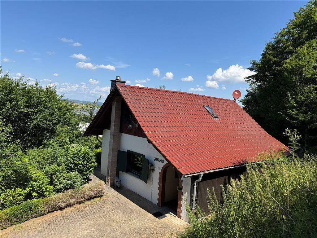 Ehemaliges Jagdhaus in Bottendorf plus Doppel-Garage u. Abstell-Hütte., 35099 Burgwald