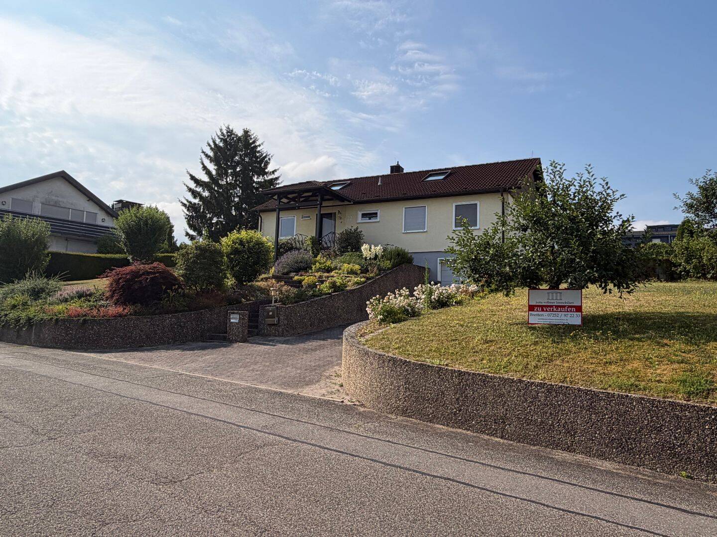 Gepflegtes Einfamilienhaus auf großem Grundstück, 75038 Oberderdingen