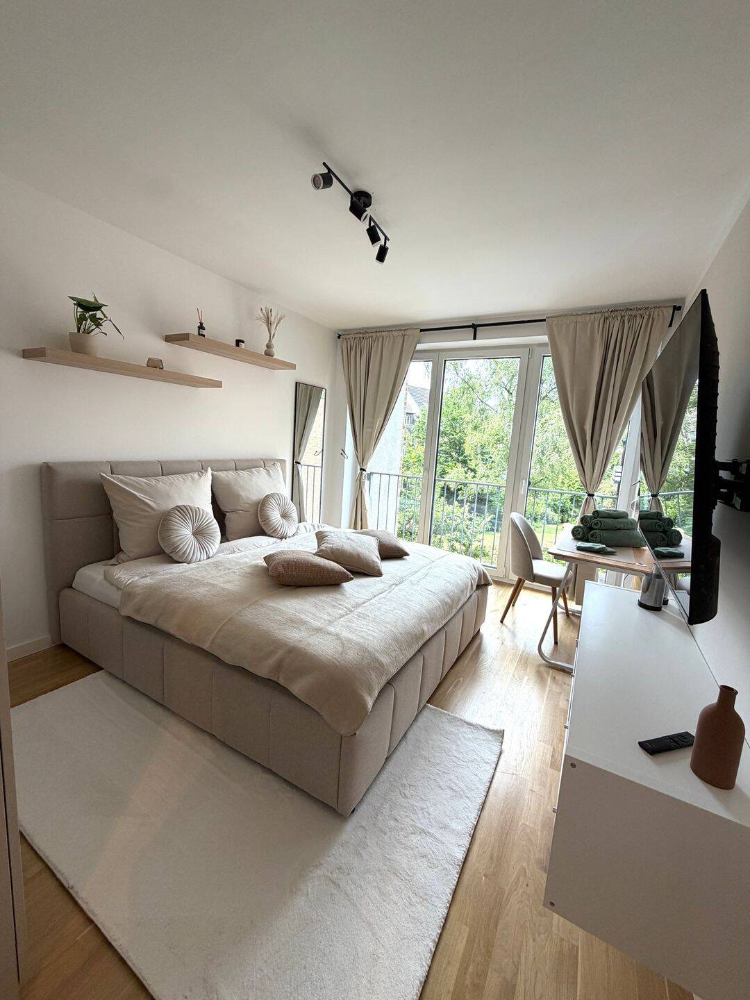 Premium WG-Zimmer | Vollmöbliert & All-inclusive | Ruhige Innenhofseite | HH – Bahrenfeld, 22761 Hamburg (Altona Bahrenfeld)