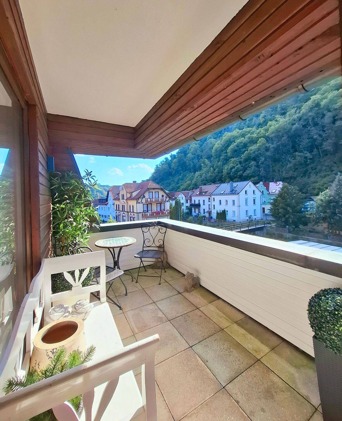 Aussergewöhnlich hübsche Wohnung, modernisiert, Blick ins Grüne mit Aufzug und eigener Garage, 95460 Bad Berneck i. Fichtelgebirge