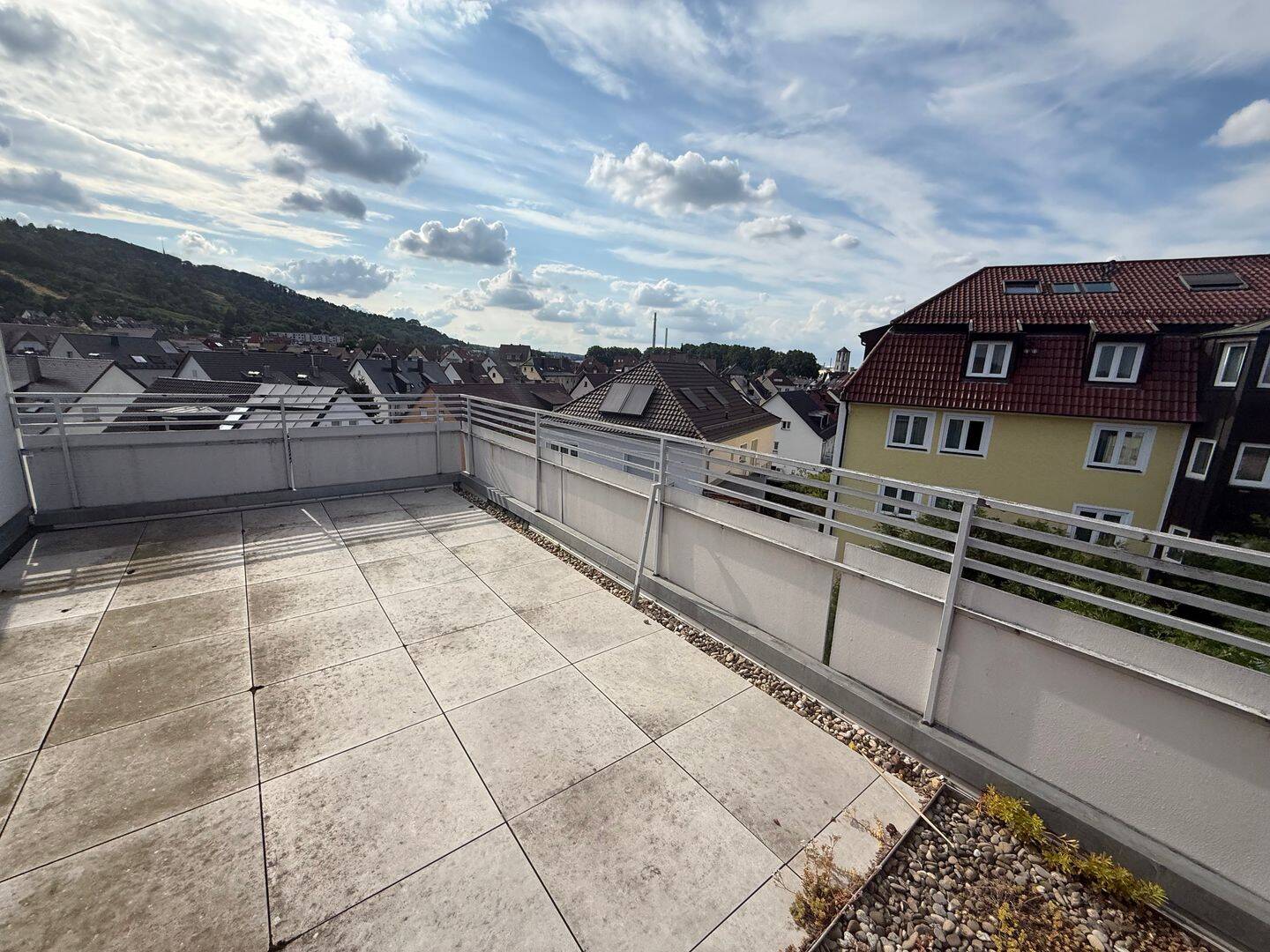 ~ TOP: Attraktive, schöne 2-Zimmer-Whg. mit zwei Dachterrassen * EBK + TL-Bad * in S-Wangen ~, 70327 Stuttgart
