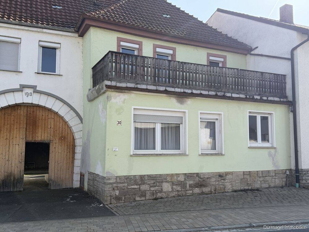Ein-/Zweifamilienhaus mit Balkon und Nebengebäude in Helmstadt, 97264 Helmstadt