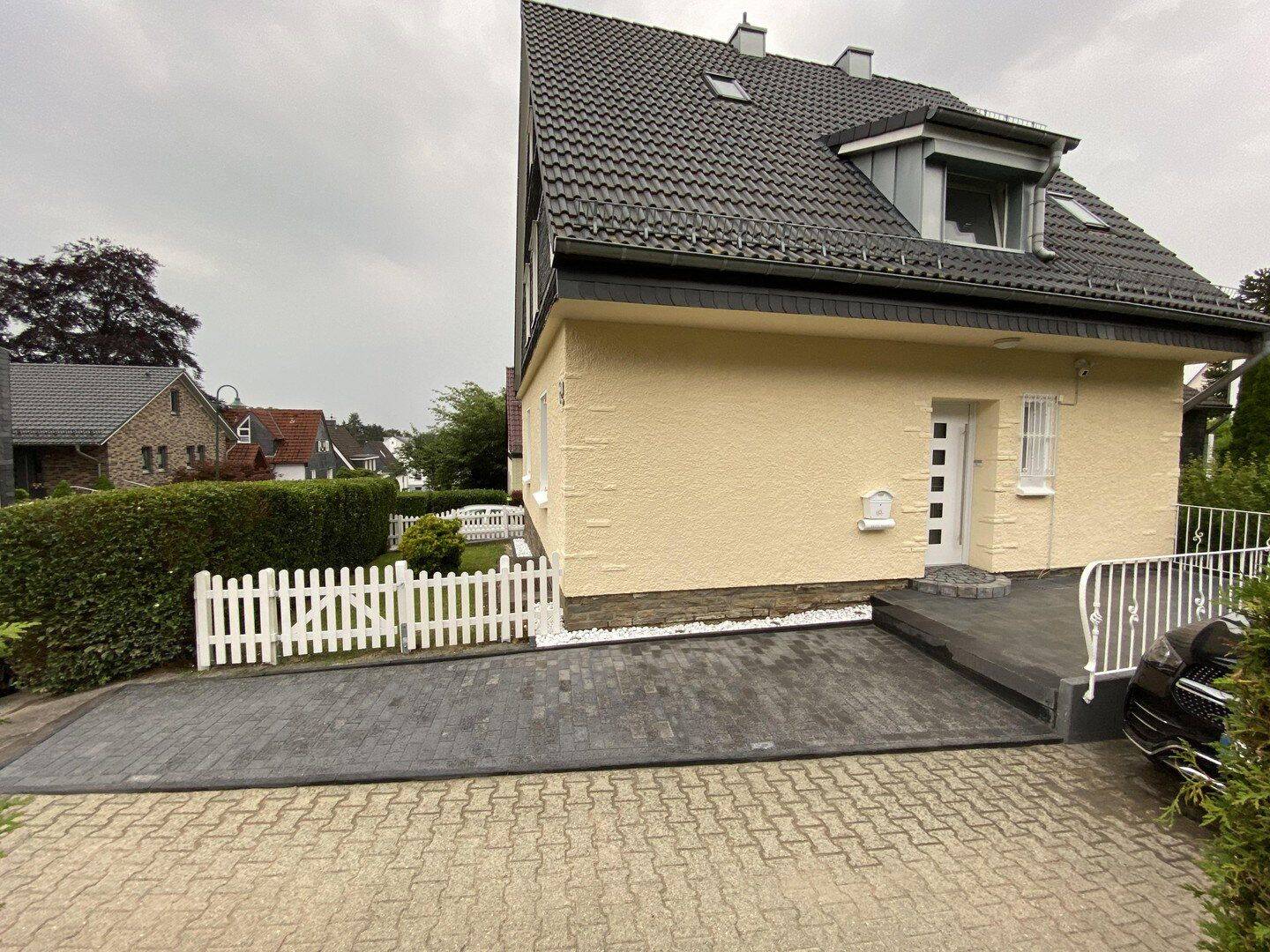 Attraktives Anlageobjekt in Wermelskirchen: Einfamilienhaus plus Anbau mit 2 Wohnungen, 42929 Wermelskirchen
