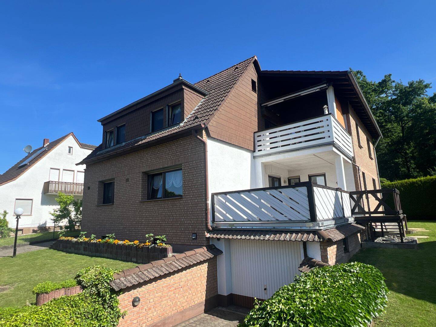Charmantes Zweifamilienhaus in zentraler Lage von Lohmar mit großem Grundstück am Waldrand, 53797 Lohmar