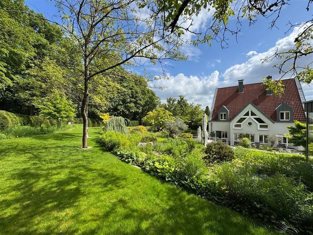 exklusive Villa auf außergewöhnlichem Grundstück in Höchberg, 97204 Höchberg