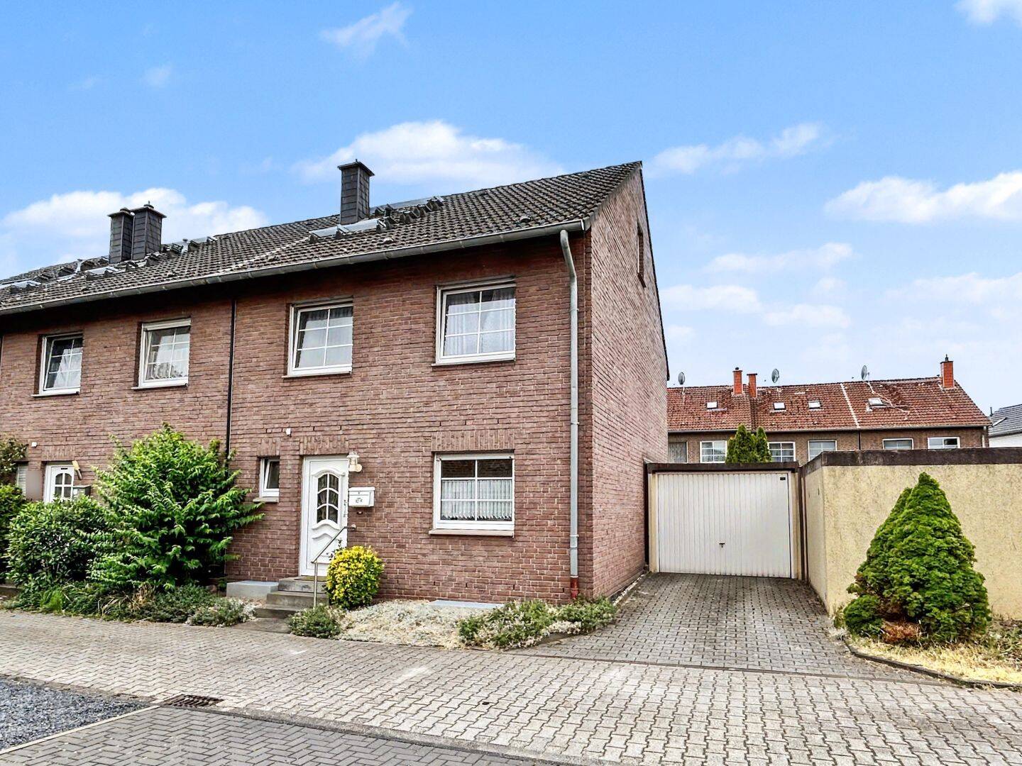 Familienfreundliches Reihenendhaus mit fünf Zimmern in ruhiger Lage von Duisburg-Baerl, 47199 Duisburg (Baerl Hochheide)