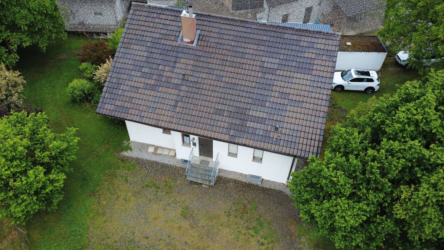 Einfamilienhaus in sonniger Lage mit Balkon, Einliegerwohnung, 2 Garagen und zusätzlich ausbaubarem Dachgeschoss in 88339 Bad Waldsee-Enzisreute, 88339 Bad Waldsee