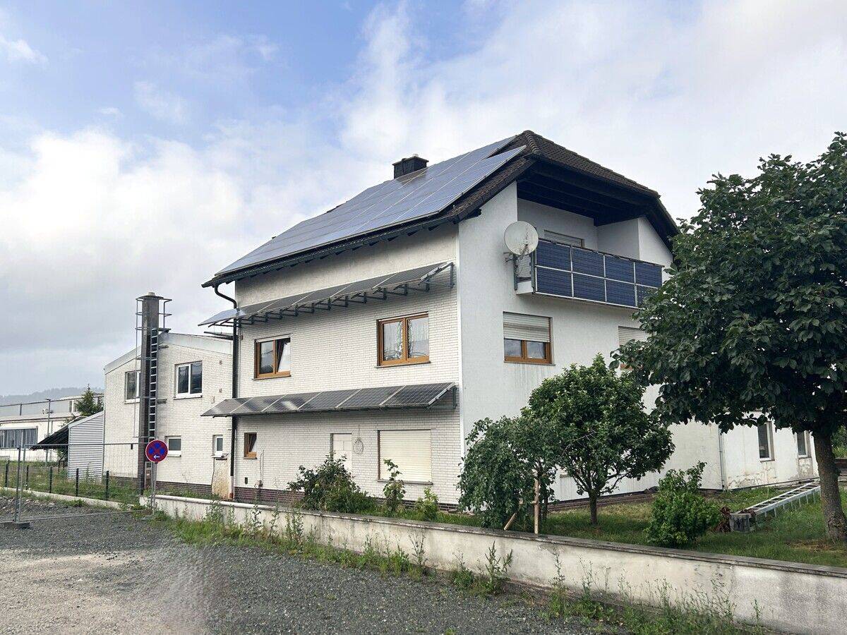 Breidenbach: Schickes Wohnhaus mit Gewerbehalle, 35236 Breidenbach
