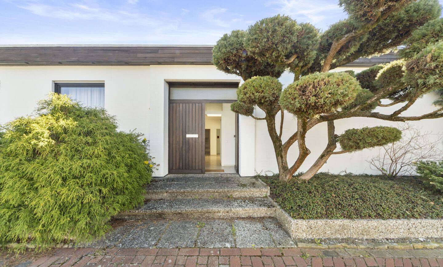 Zeitlose Architektur in bester Lage – Ansprechender Bungalow mit Potential und schönem Garten, 30559 Hannover