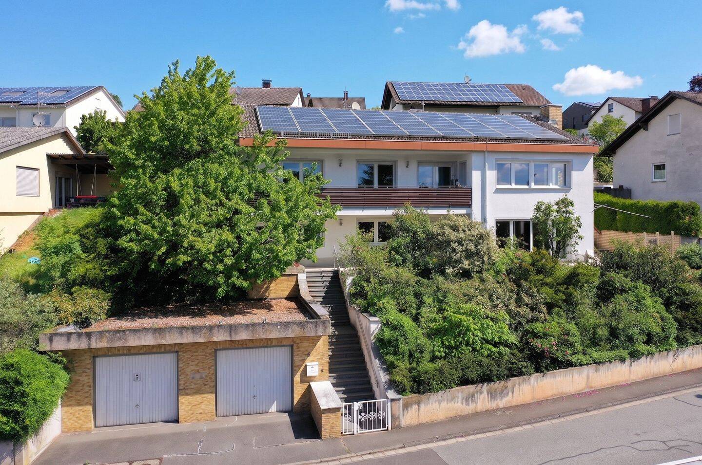 Familien-Zuhause in begehrter Lage mit Aussicht und Platz für zwei Familien, 63785 Obernburg a. Main