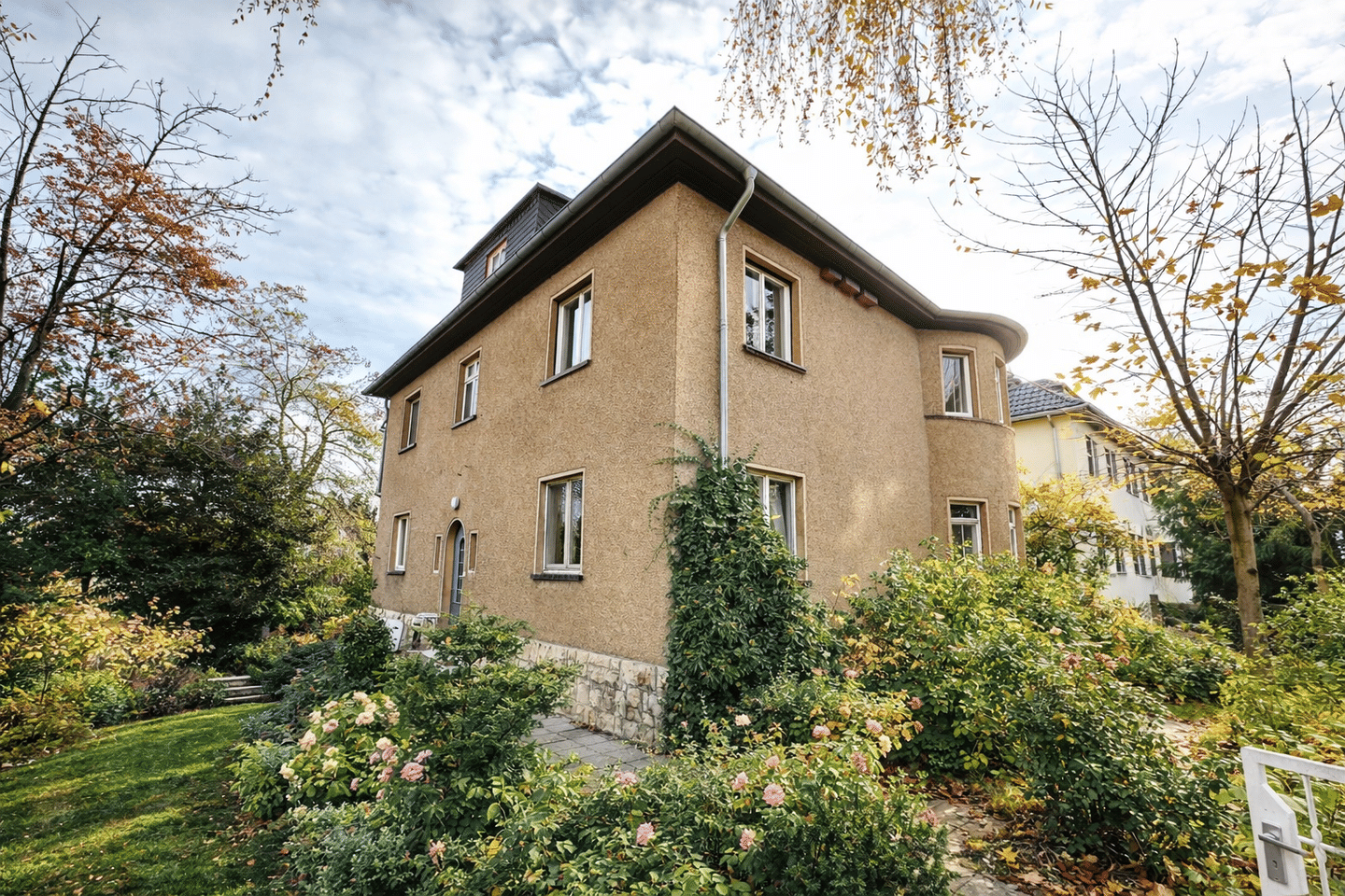 Stilvolle Stadtvilla mit 3 Wohnungen in Bestlage von Weimar, 99425 Weimar
