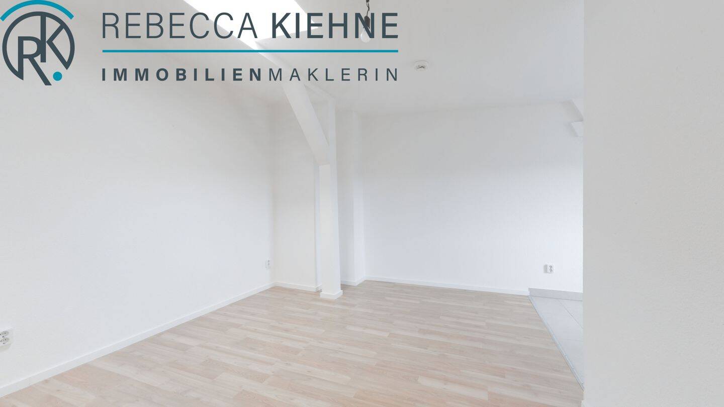 Lichtdurchflutete Dachgeschosswohnung über den Dächern von Halle – frisch renoviert, 6114 Halle (Saale) (Am Wasserturm Giebichenstein Innenstadt Paulusviertel Trotha)