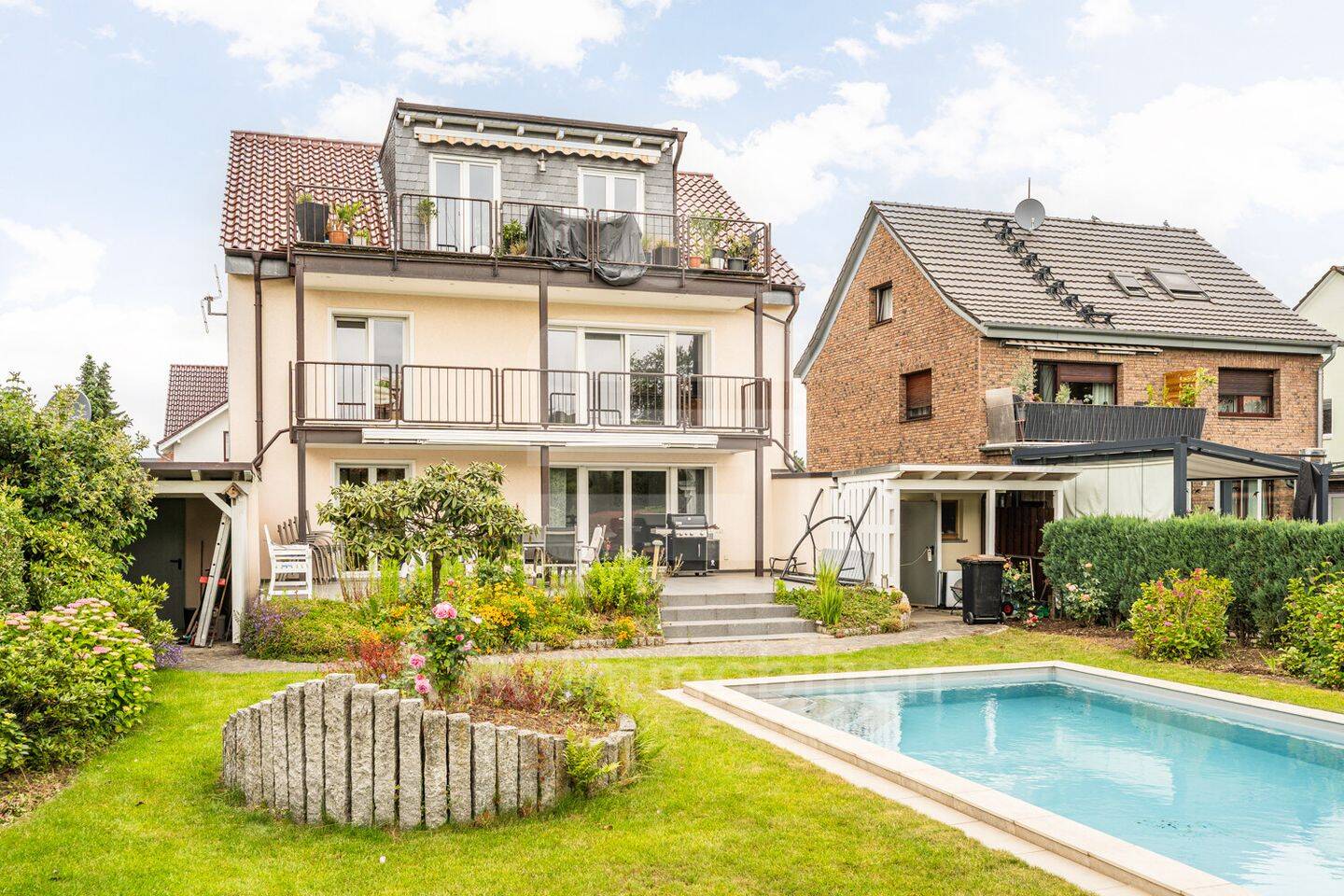 Großzügiges Einfamilienhaus mit Außenpool und vermietetem Dachgeschoss in ruhiger Lage!, 50999 Köln (Rodenkirchen Hahnwald Sürth Weiß)
