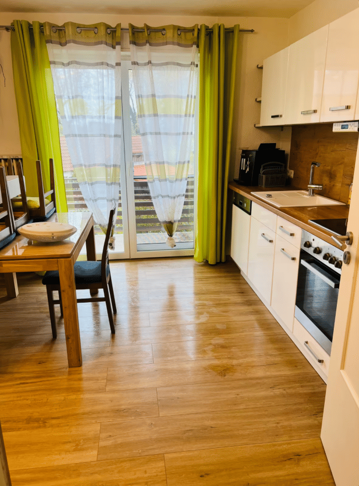 Lichtdurchflutete 3-Zimmer-Wohnung mit zwei Balkonen, Specksteinofen und idyllischer Wohnlage, 86920 Denklingen