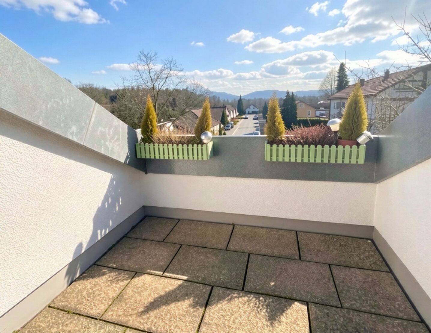 Helle 2-Zimmer-DG-Wohnung mit Sonnenbalkon & Hohentwiel-Blick, 78224 Singen (Hohentwiel)
