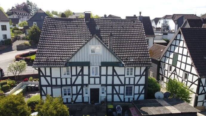 Denkmalgeschütztes Zweifamilienfachwerkhaus in zentraler Wohnlage von Reichshof – Eckenhagen, 51580 Reichshof