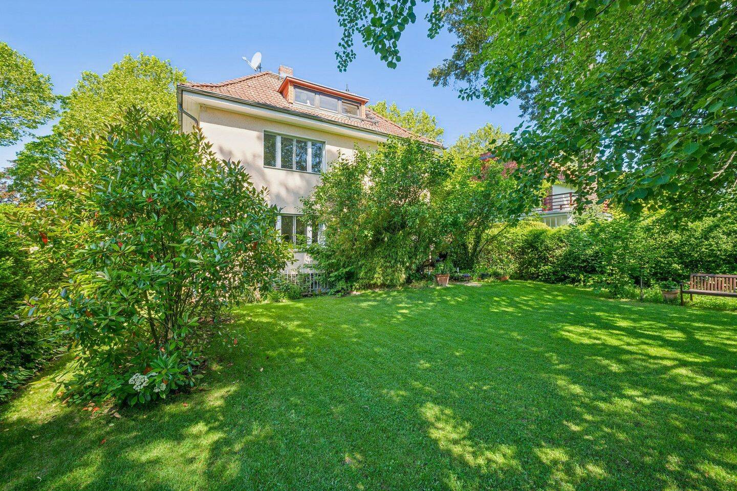 Villa aus den 30er-Jahren in Dahlemer Bestlage – Ruhig gelegen mit idyllischem Garten, Sonnenterrasse, Veranda und ausgebautem Dachgeschoss, 14195 Berlin (Steglitz-Zehlendorf)