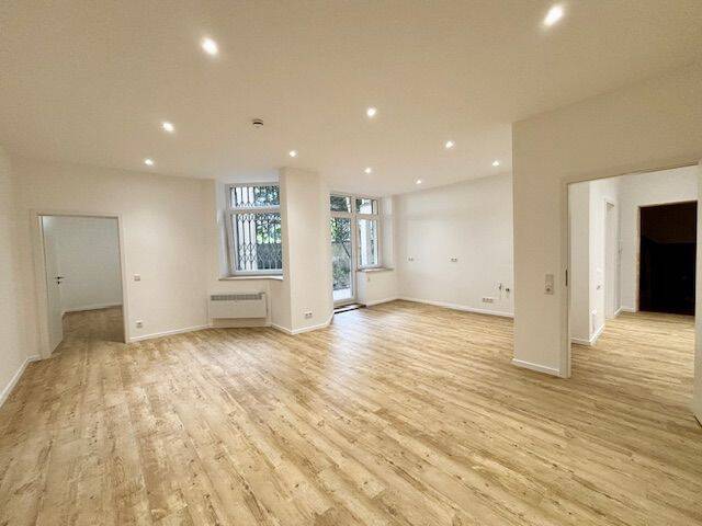 Erstbezug nach Sanierung: 2-Zimmer-Wohnung mit Garten direkt am Oberkasseler-Rheinufer, 40545 Düsseldorf (Oberkassel)
