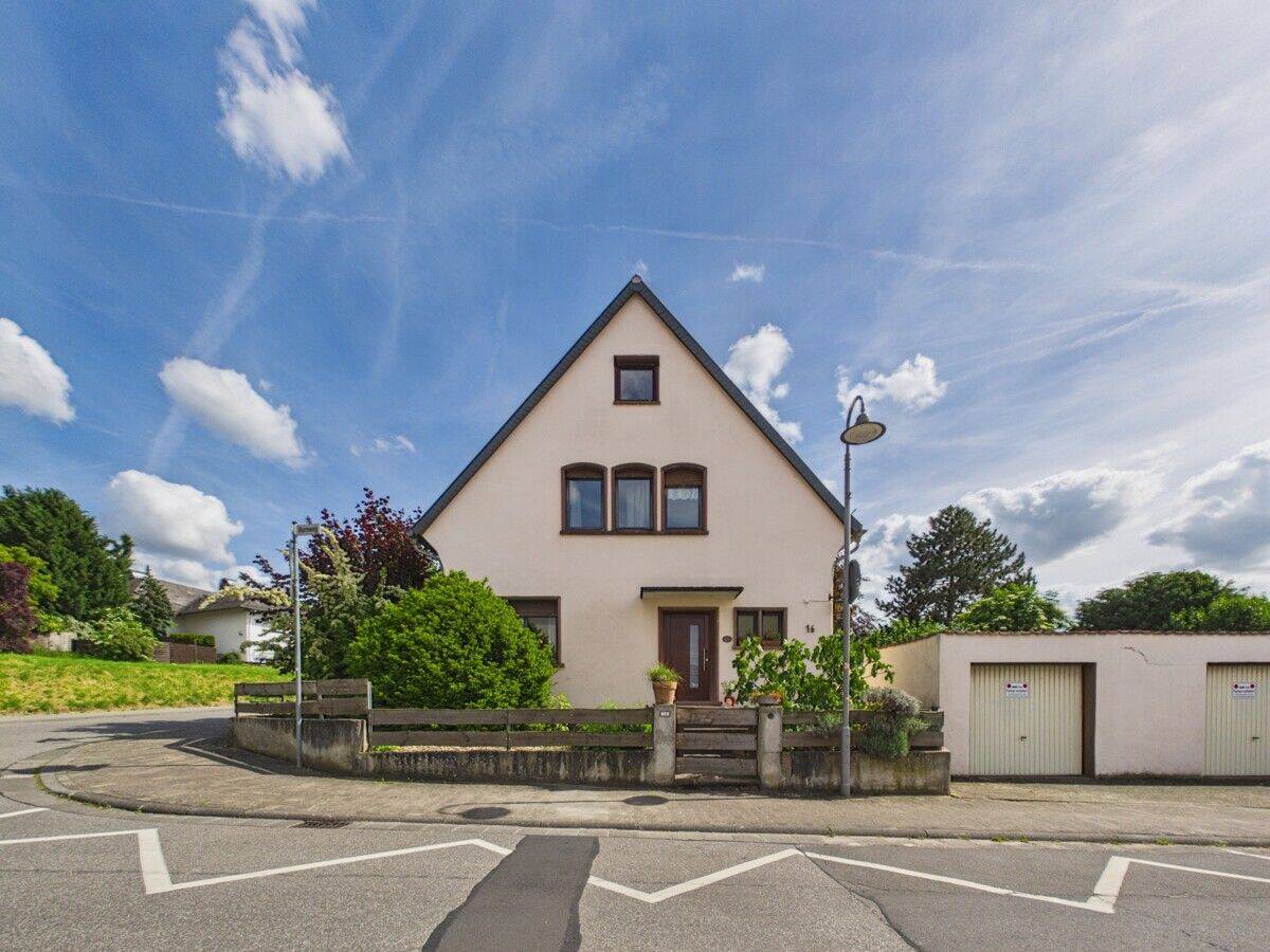 Ingelheimer Bestlage! Freistehendes EFH mit großem Grundstück + zwei Garagen zum Kauf in Ingelheim!, 55218 Ingelheim am Rhein