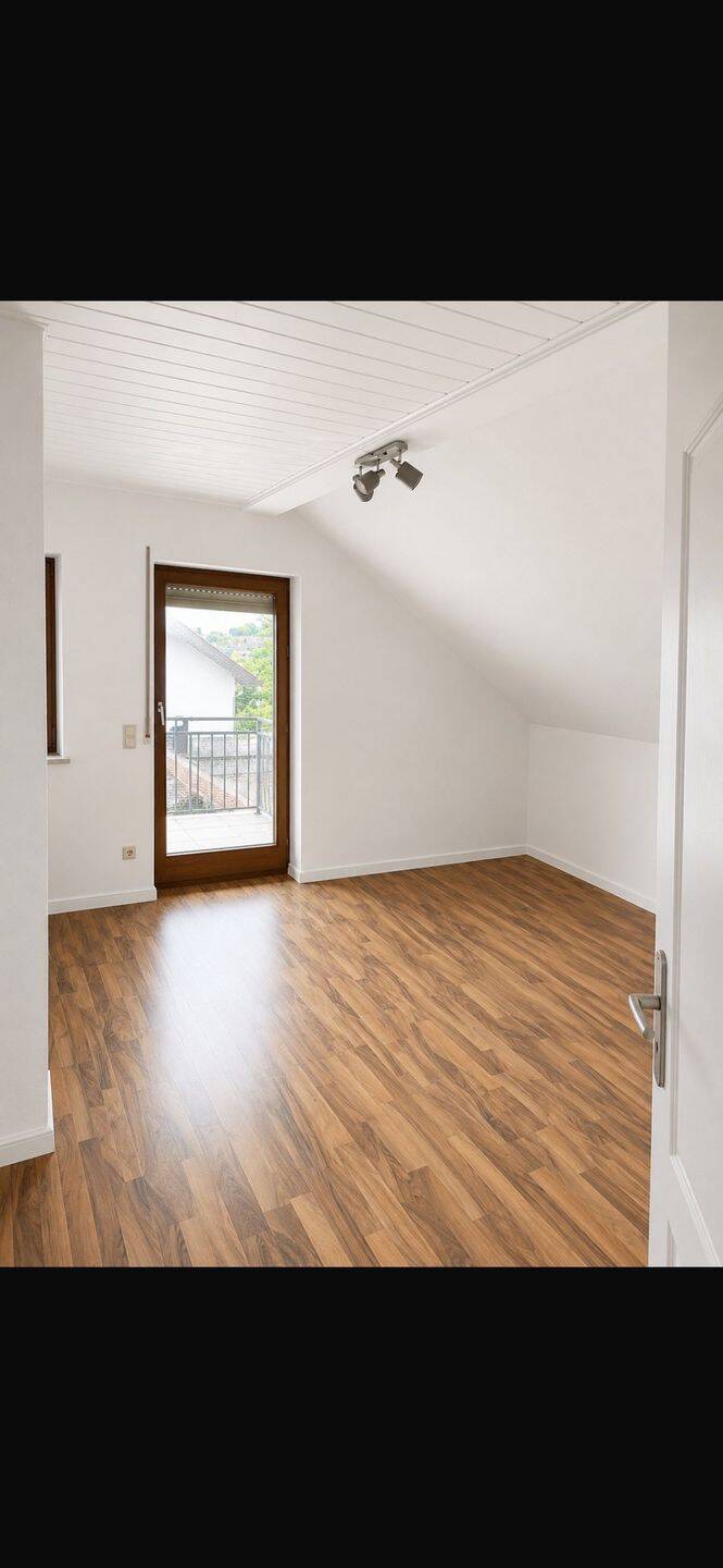 Helle 3-Zimmer-Dachgeschosswohnung mit Balkon, Einbauküche und Stellplatz, 78567 Fridingen an der Donau