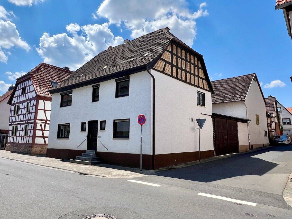 Zentral gelegenes Einfamilienhaus mit Innenhof und Nebengebäuden, 64850 Schaafheim
