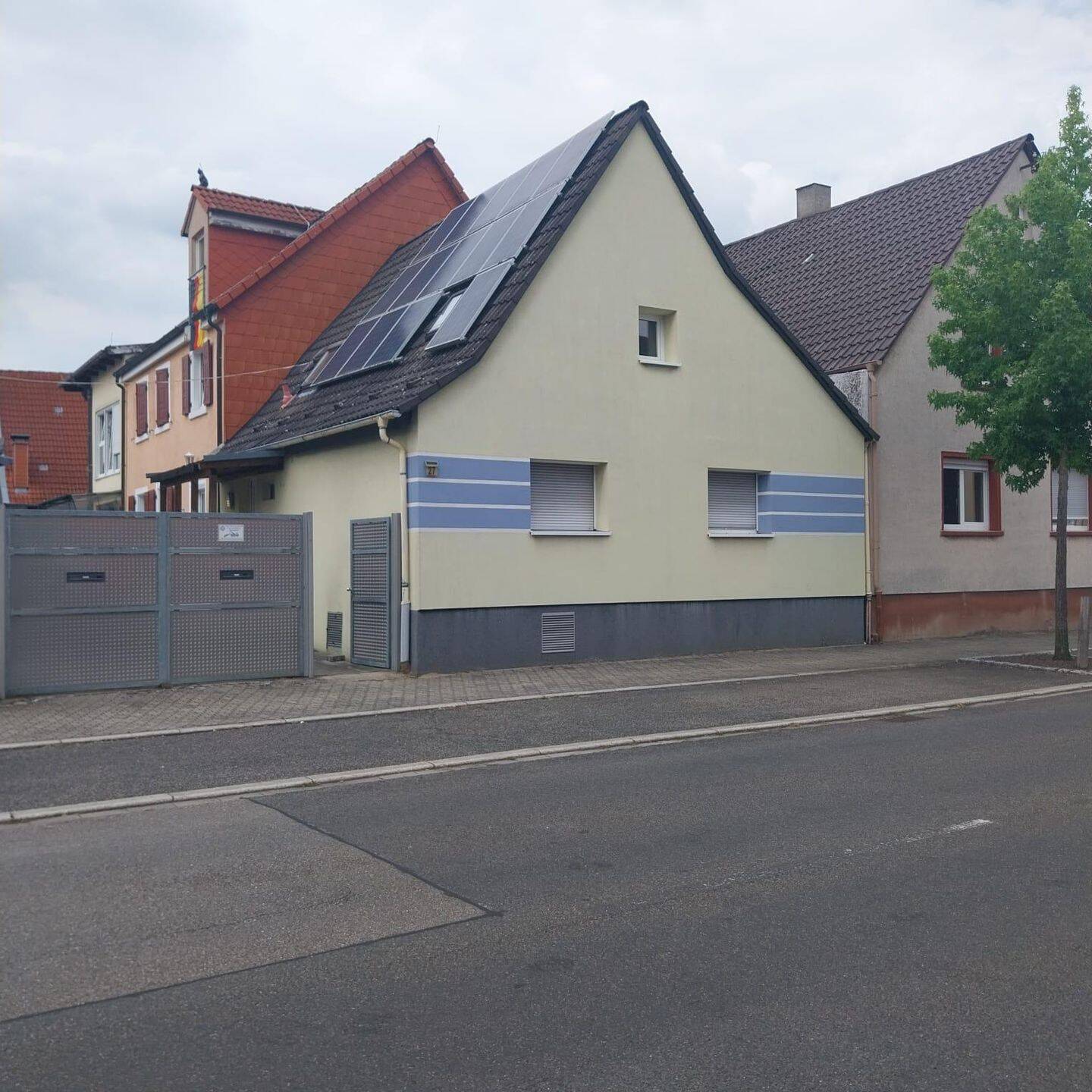 Teilsaniertes Haus mit großem Grundstück in gewachsener Wohngegend von Philippsburg- Huttenheim, 76661 Philippsburg