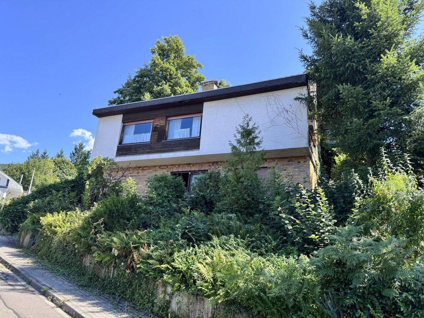 Sanierungsbedürftiges Einfamilienhaus (ca. 150 m2) in Aussichtslage von Lauf, 77886 Lauf