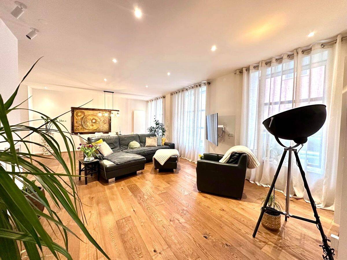 Möblierte Wohnung mit 2 Bädern & flexiblem Zugang in Augsburg! TG-Stellplätze optional!, 86150 Augsburg (Innenstadt)