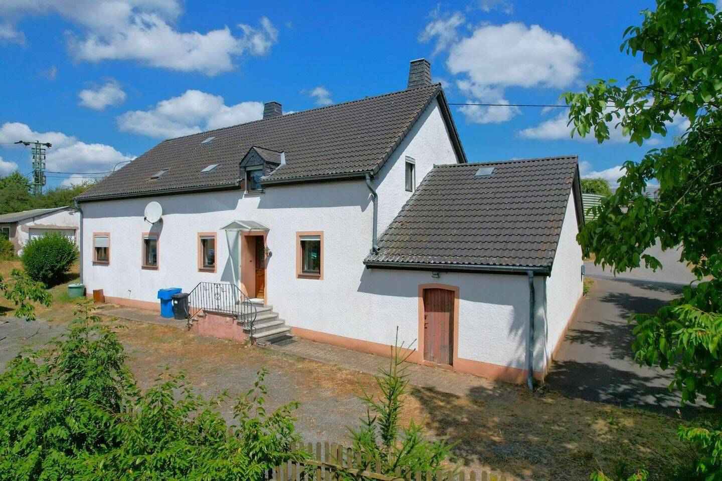 Ruhig gelegenes, freistehendes Wohnhaus mit Garage, Gartenhaus, Stall und schöner Aussicht in Üttfeld-Binscheid, 54619 Üttfeld