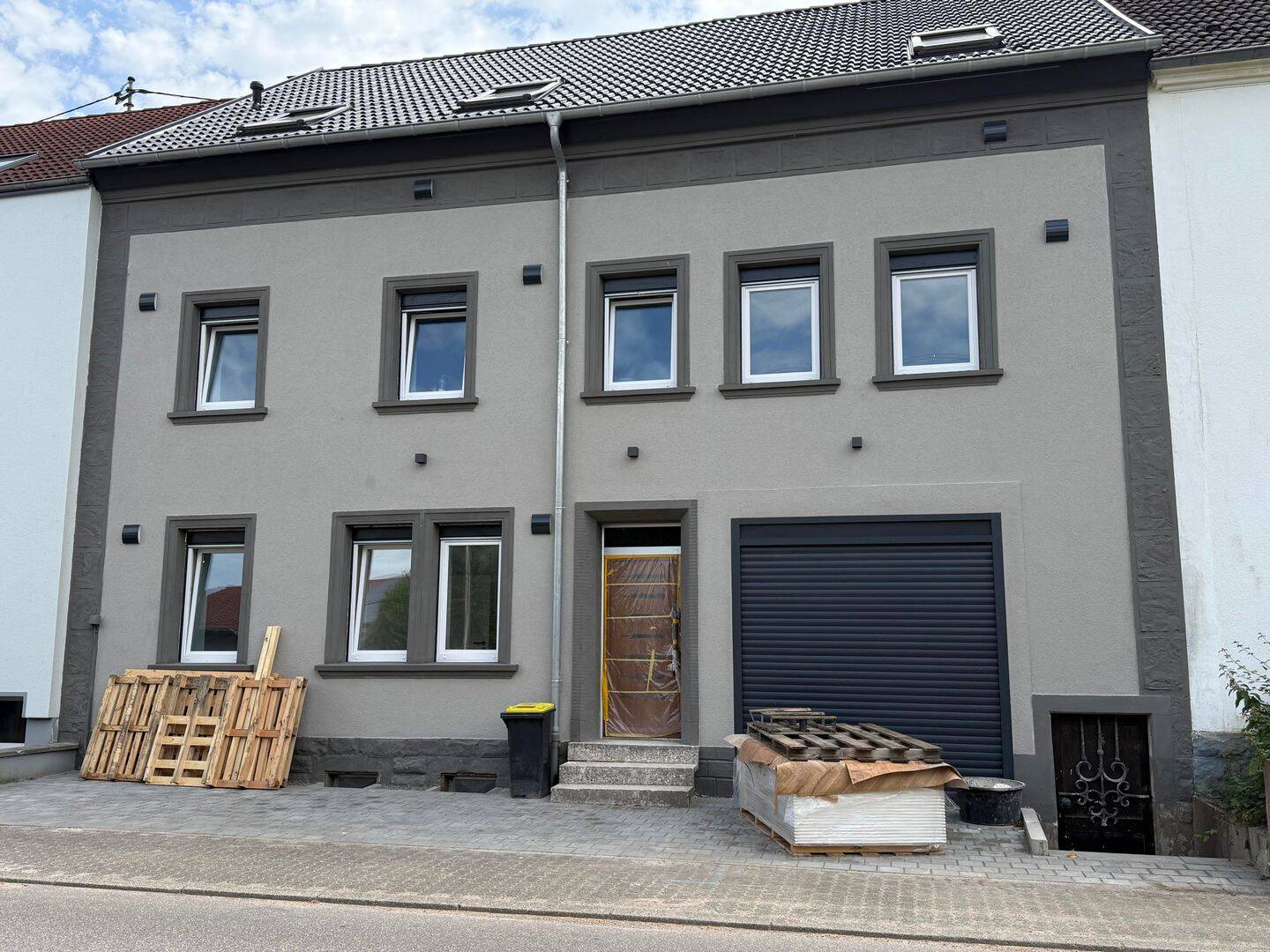 Erstbezug – Energieeffizienz Haus, Kernsaniert Wohnung OG ca. 93 m2 mit Balkon ab 01.07.2026 verfügbar, 66798 Wallerfangen