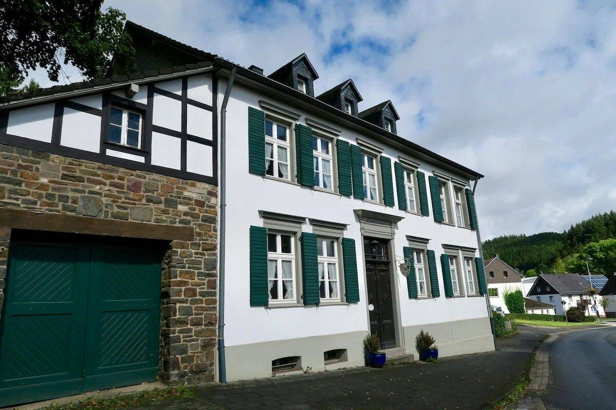 Historisches Gebäudeensemble Hofanlage mit Herrenhaus insgesamt 3 Häuser 480m² WFL+NFL für Liebhaber, 53940 Hellenthal