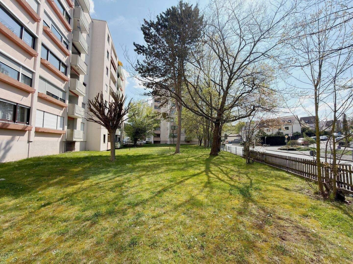 Zirndorf-Weiherhof ~ Helle 2-Zimmer-Wohnung mit Balkon, Aufzug & Stellplatz in gepflegter Wohnanlage, 90513 Zirndorf