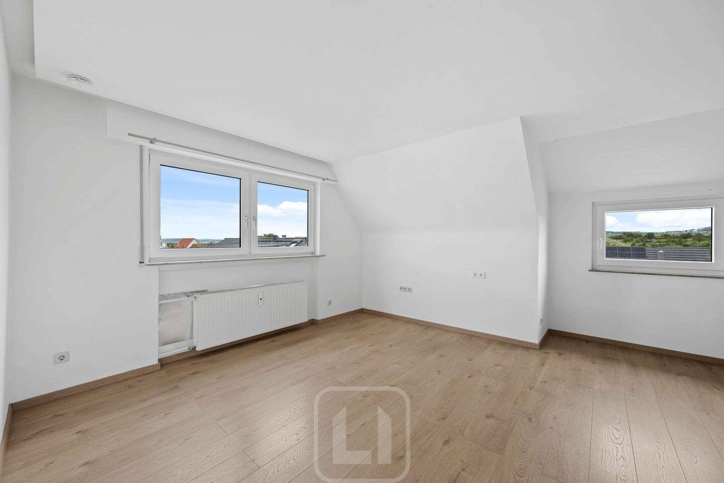 Lichtdurchflutete Dachgeschosswohnung in zentraler Lage | Außenstellplatz | Gemeinschaftsterrasse, 71254 Ditzingen