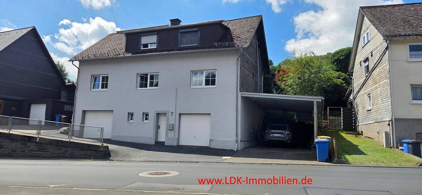Dietzhölztal: Gepfl. 2 Fam.-Haus mit Keller, Garage, Carport und schönem Garten, 35716 Dietzhölztal