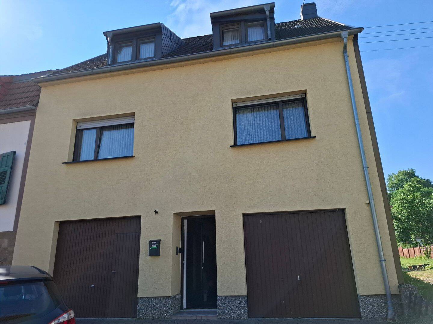 Gepflegte Doppelhaushälfte mit zwei Garagen, großem Garten und Entwicklungspotenzial in zentraler Lage von Beckingen, 66701 Beckingen