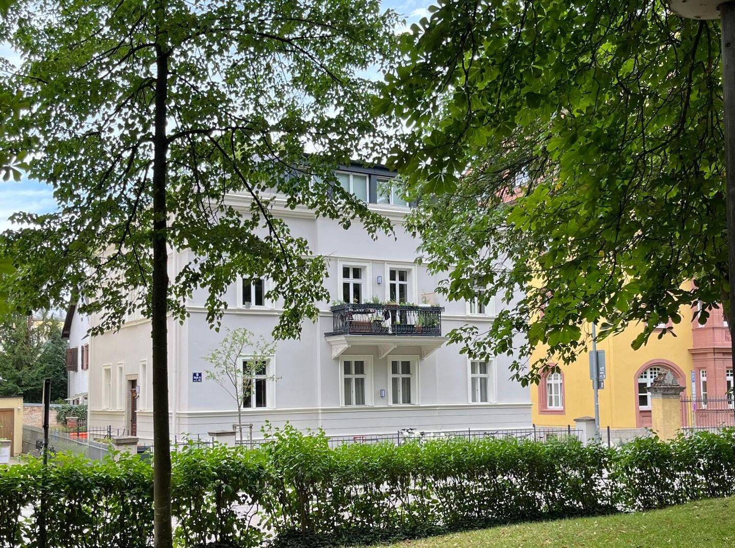 2,5 Zimmer-Wohnung mit Flair * Terrasse und Garten * beste Lage Innenstadt am Alleengürtel * komplett kernsaniertes Denkmalobjekt * energieefizient, 93047 Regensburg (Innenstadt Kasernenviertel Ostenviertel Westenviertel)