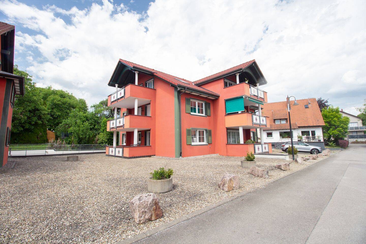 Mediterranes Wohnen – sofort verfügbare Erdgeschosswohnung mit großem Balkon und Tiefgarage, 79771 Klettgau