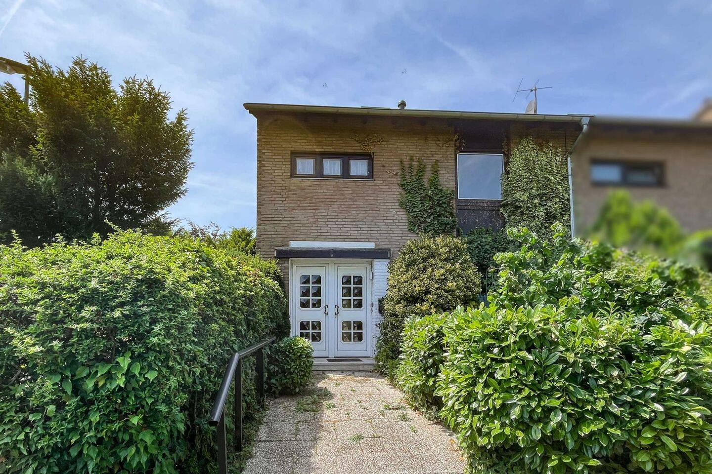 Brauweiler-Fans aufgepasst: sanierungsbedürftiges Reihenhaus auf großem Eckgrundstück, 50259 Pulheim