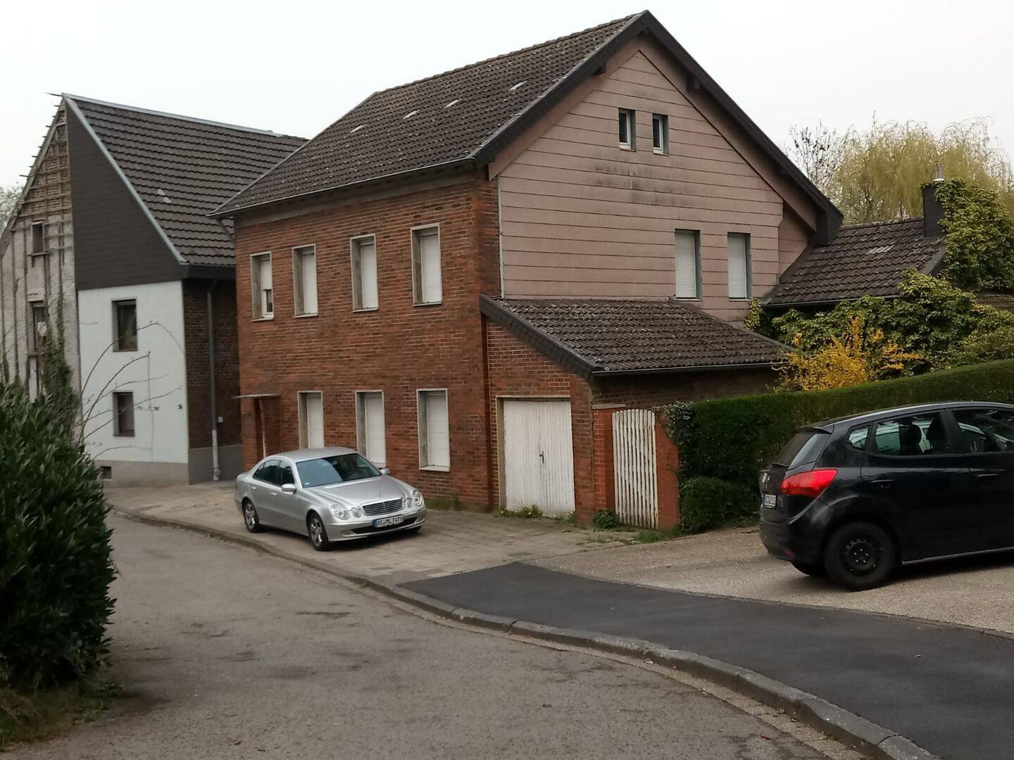 Zweifamilienhaus mit großem Grundstück, 2 WHG plus DG-Ausbaureserve, für Familien/Handwerker, 52134 Herzogenrath